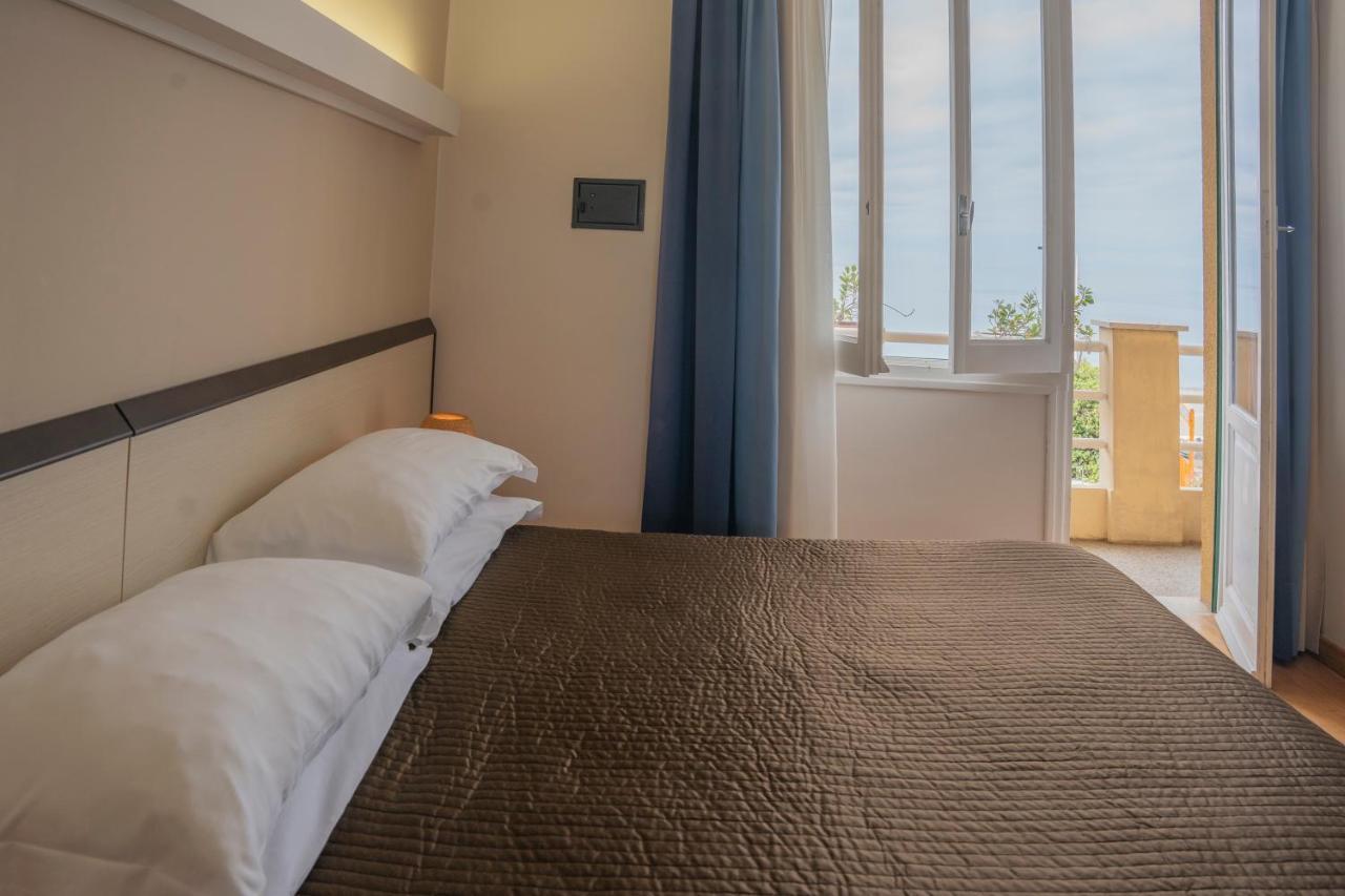 Albergo Celeste Сестри Леванте Екстериор снимка